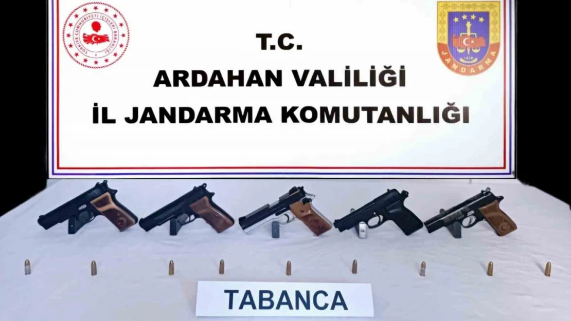 Ardahan'da otomobilde 5 adet ruhsatsız tabanca ele geçirildi