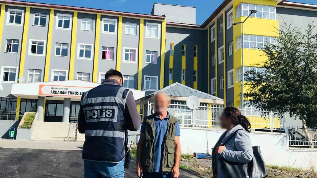 Ardahan'da Polis okul çevrelerinde göz açtırmıyor