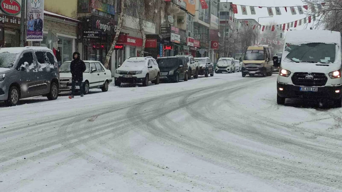 Ardahan güne karla uyandı