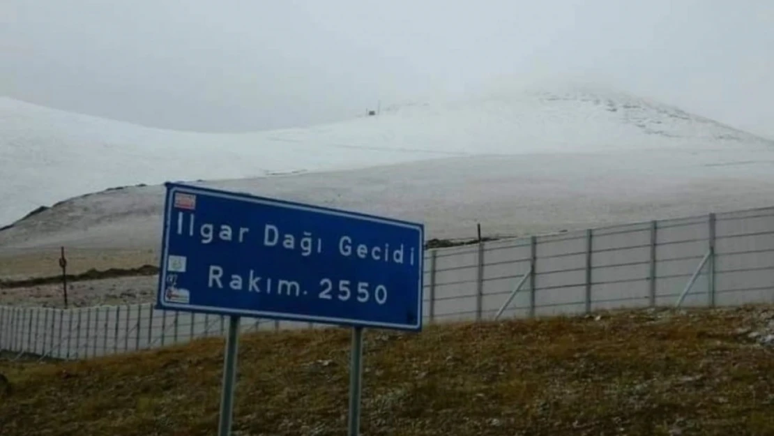 Ardahan'ın yüksek kesimleri beyaza büründü