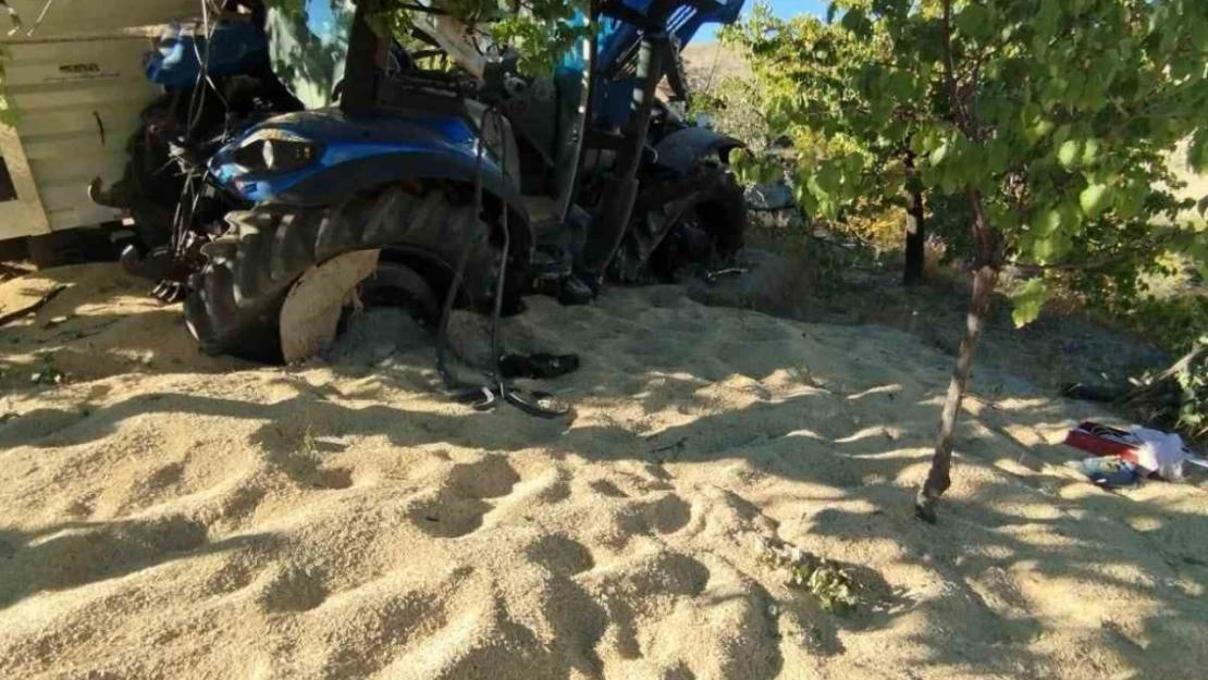 Arpa yüklü traktör devrildi, sürücünün yaralandığı kazada traktör dökülen arpaya gömüldü