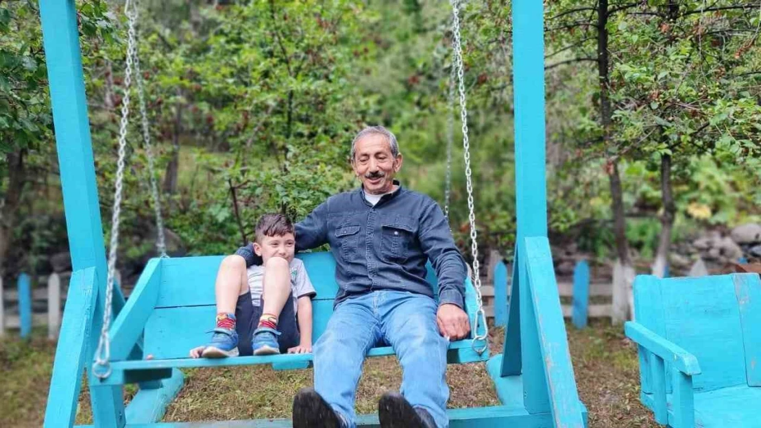 Aşur Taş'ın Alapınar Mahallesindeki bahçesi görenleri büyülüyor