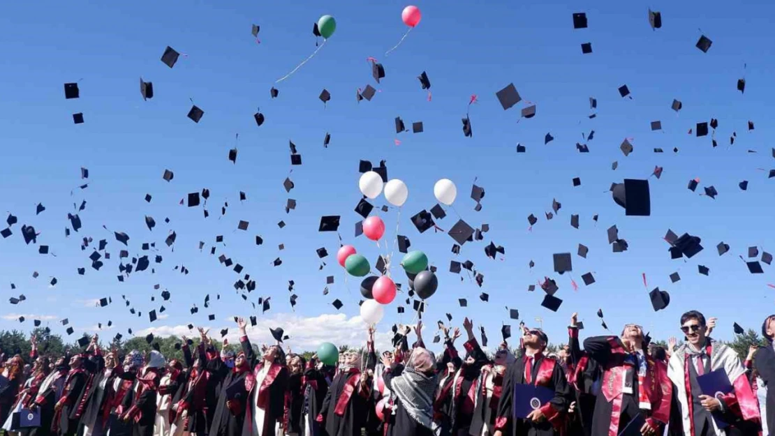 Atatürk Üniversitesi, 2023-2024 akademik yılı mezunlarını uğurladı