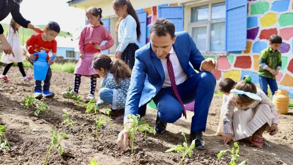 Atıl alanı organik tarım alanına çeviren fedakar öğretmen, ürünlerin geliriyle öğrencilerin eğitim ihtiyaçlarını karşılıyor