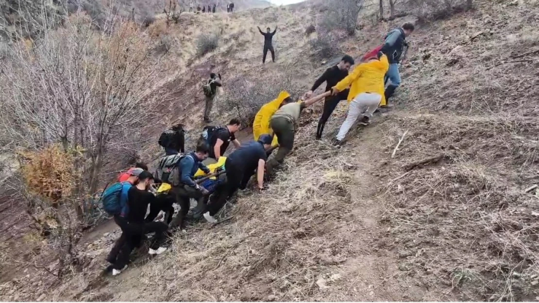 Ayağı kırılan doğasever, arkadaşları tarafından kurtarıldı