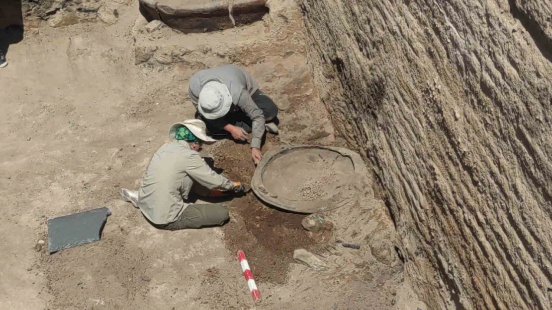 Ayanis Kalesi'nde 2 bin 700 yıllık 3 adet bronz kalkan bulundu