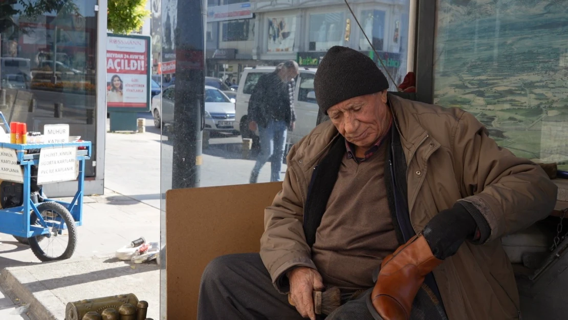 Aynı sokakta 68 yıldır ayakkabı boyayarak geçiniyor