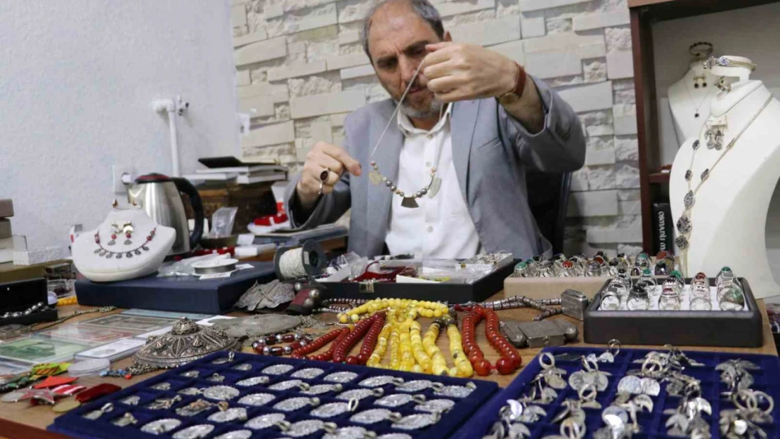 Baba mesleğini sürdürerek köylerden topladığı antika eşyaları satıyor
