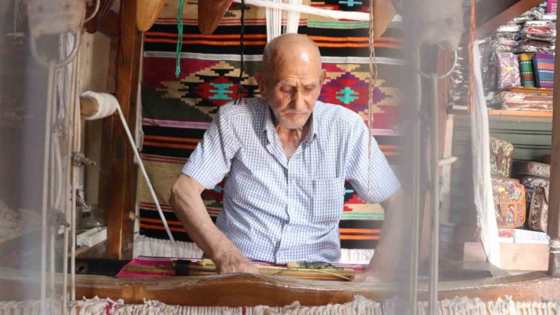 Babasından öğrendiği kilim dokuma mesleğini 3 metrekarelik dükkanında yaşatıyor