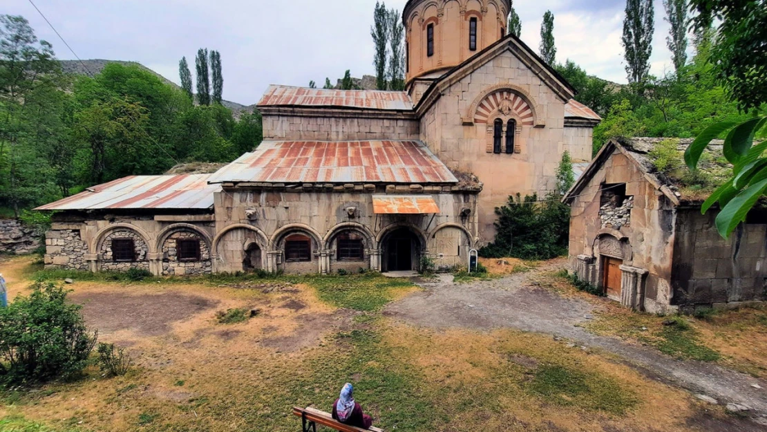 Bağbaşı Taş Camii görenleri büyülüyor