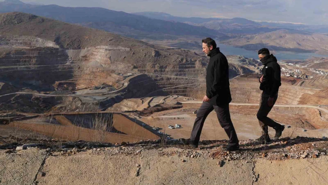 Bakan Bayraktar, maden sahasını toprak altında kalan madencilerin yakınlarıyla inceledi