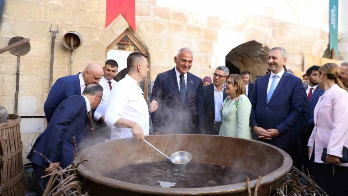 Bakan Ersoy ve Başkan Şahin, üzüm pekmezi yaptı