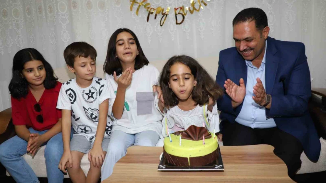 Bakan Mahinur Özdemir Göktaş'tan depremzede Rana'ya doğum günü sürprizi