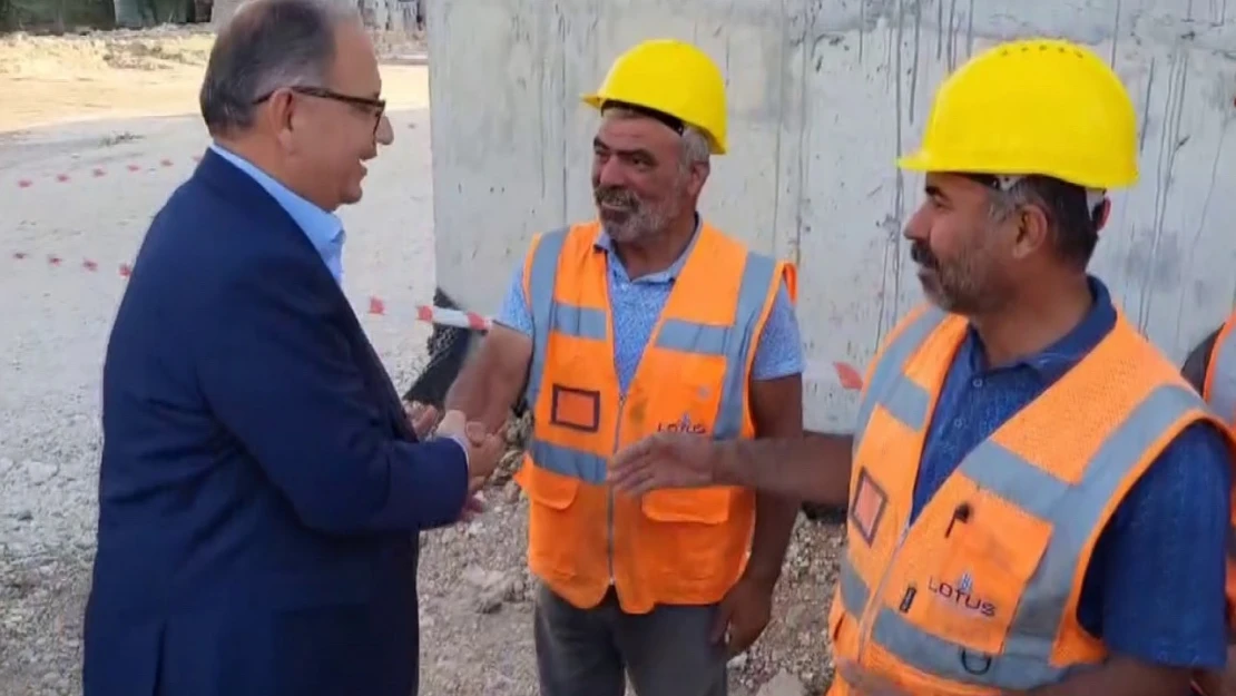 Bakan Özhaseki, 'Elimiz kirli ama' diyen işçinin ellerini tutup, 'Allah işinizi rast getirsin' dedi