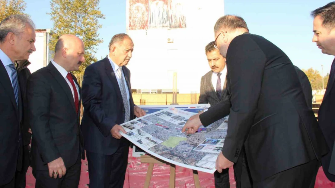 Bakan Özhaseki, Adıyaman'da yerinde dönüşüm alanını inceledi