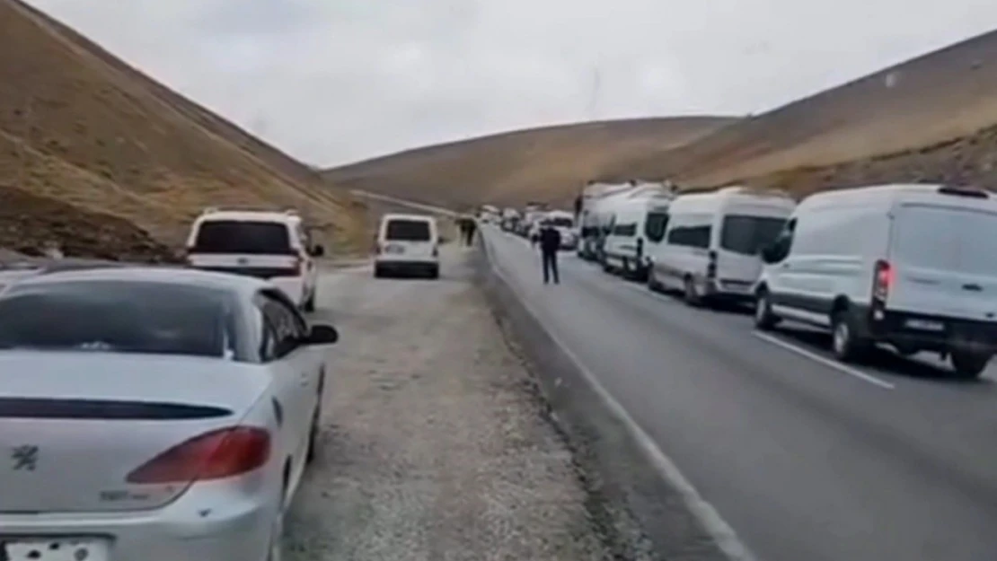 Başkale'de iki tır çarpıştı, yol 2 saat ulaşıma kapandı