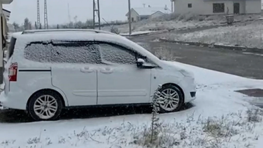 Başkale'de kar yağdı, araçlar yolda kaldı