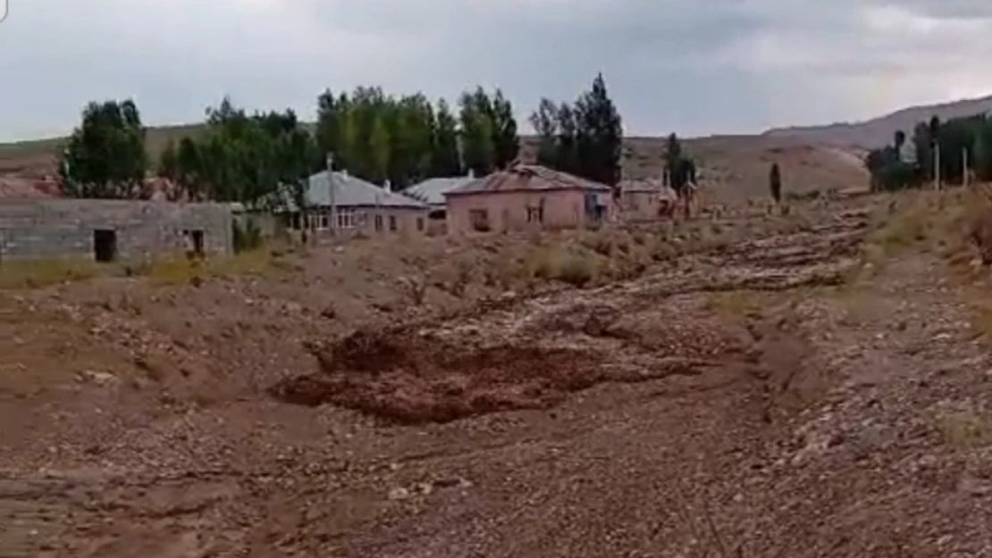 Başkale'de kuvvetli sağanak ve dolu sonrası sel meydana geldi