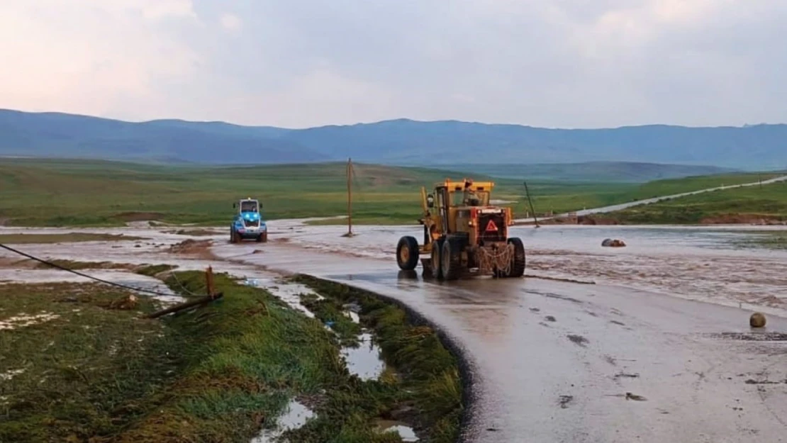 Başkale'de tarım arazileri sel suları altında kaldı