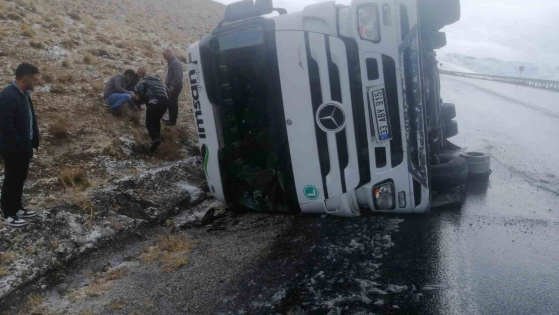 Başkale yolunda tır devrildi: 1 yaralı