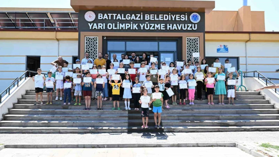 Battalgazi Belediyesi'nin 'Yüzme Bilmeyen Kalmasın' projesiyle 110 çocuk yüzmeyi öğrendi