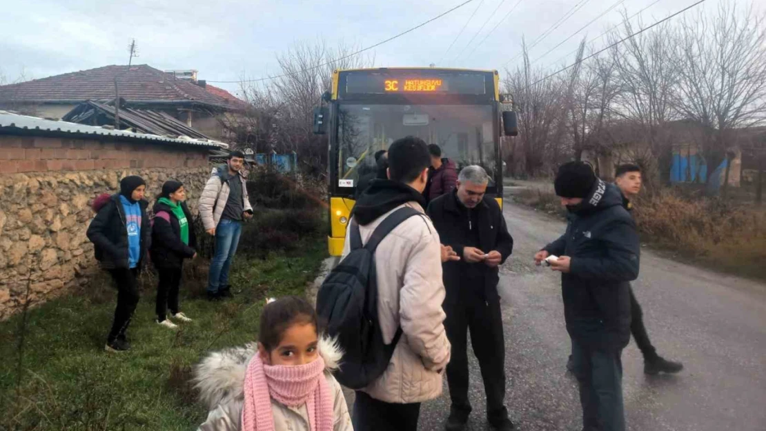 Belediye otobüsü yine arızalandı, yolcular yolda kaldı