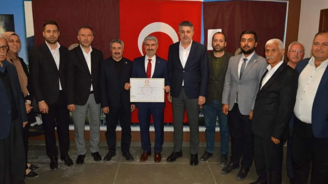 Besni Belediye Başkanı Reşit Alkan mazbatasını alarak göreve başladı