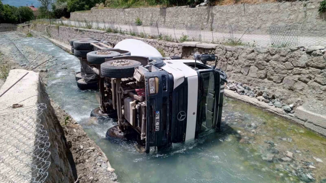 Beton mikseri su kanalına düştü