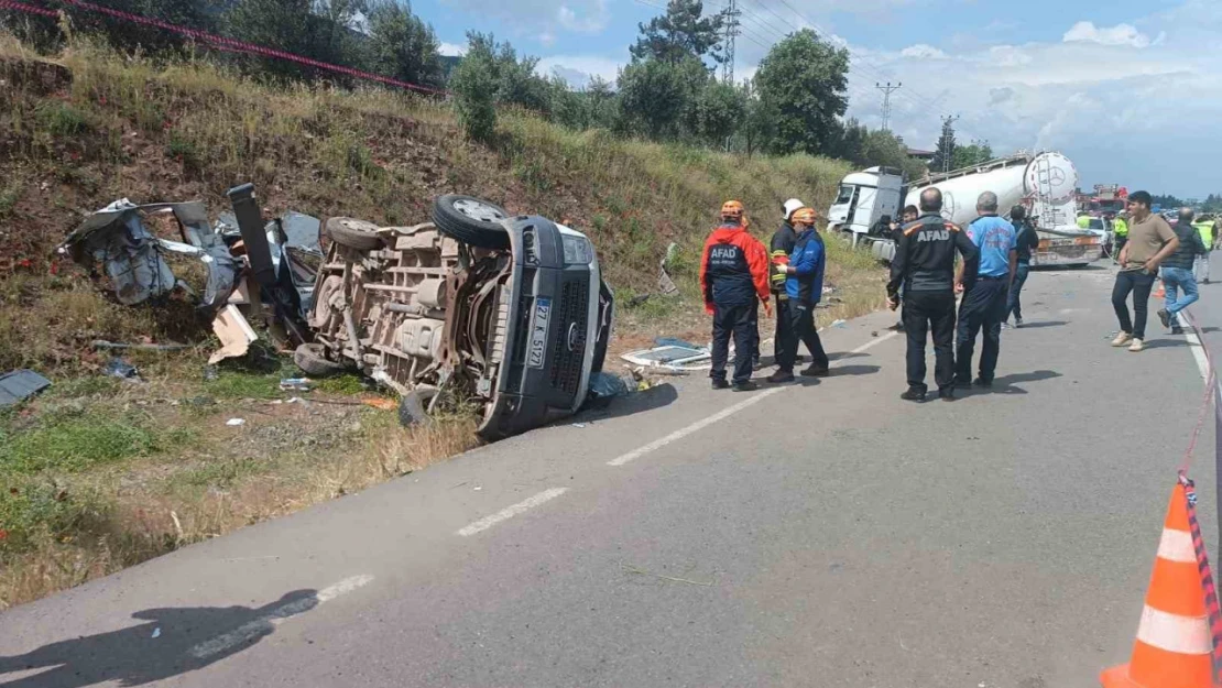 Beton tankerinin minibüsü biçtiği kazada 8 kişi öldü, 11 kişi yaralandı