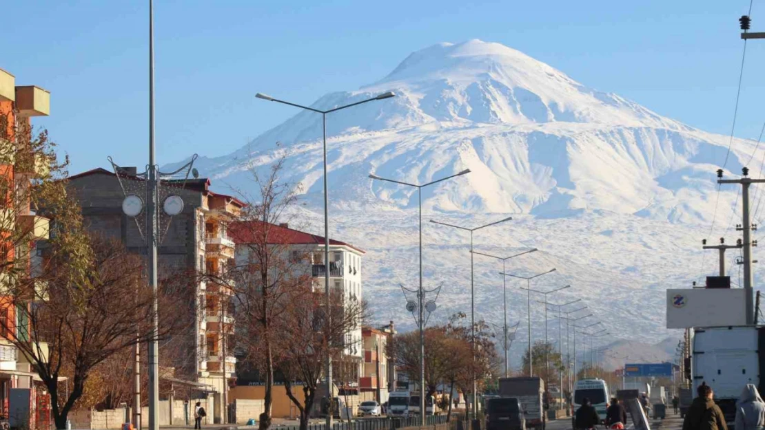 Beyaz gelinliğini giyen Ağrı Dağı'ndan kartpostallık görüntü