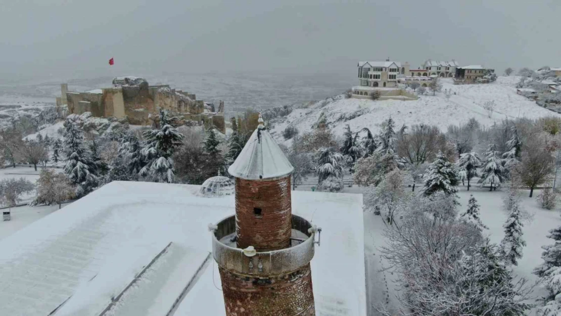 Beyaz gelinliğini giyen Harput'ta kartpostallık görüntüler oluştu