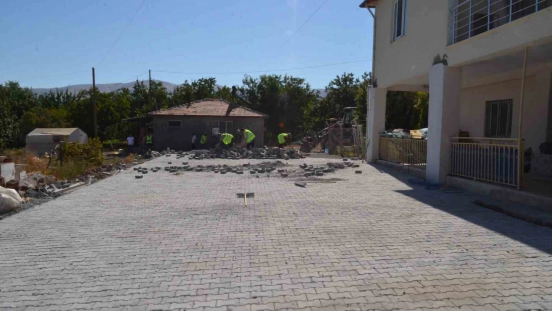 Beydağı Mahallesi ve Cemevi'nde kilit taşı çalışmaları