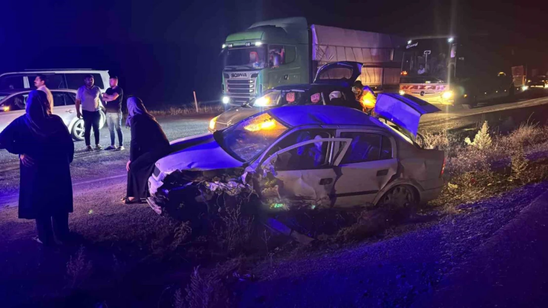 Biçerdöveri sollamak isterken karşıdan gelen araçla çarpıştı: 6 yaralı