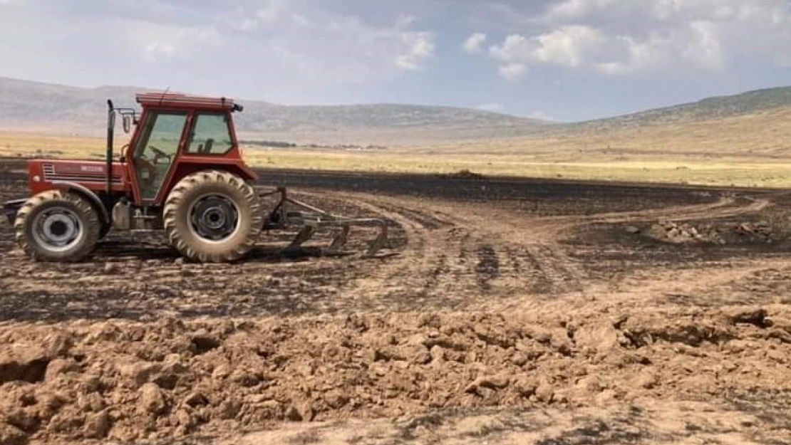 Biçerdöverle hasat sırasında çıkan yangında 4 hektar alan yandı