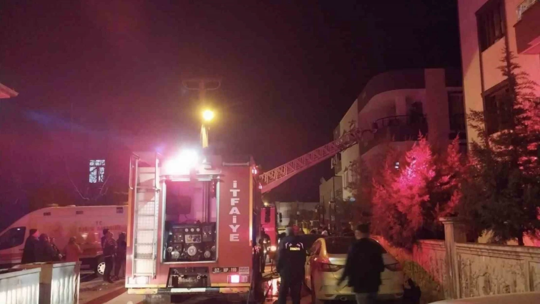 Bina içerisinde çıkan yangında 4 kişi zehirlendi
