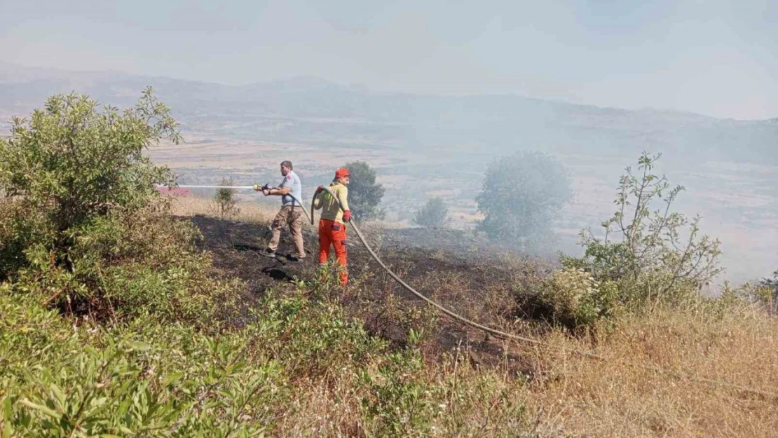 Bingöl'de çıkan yangın ormanlık alana sıçramadan söndürüldü