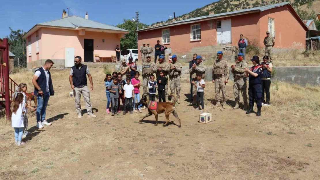 Bingöl'de jandarma ekipleri, öğrencilerle bir araya geldi