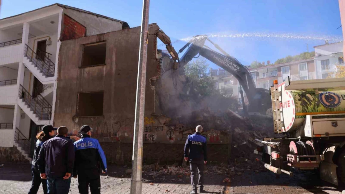 Bingöl'de metruk yapılar bir bir yıkılıyor