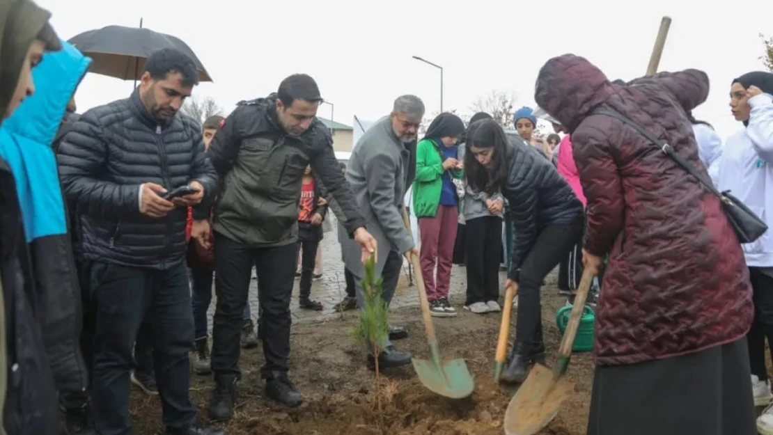 Bingöl'de Yatılı Bölge Okulunda 300 fidan toprakla buluştu