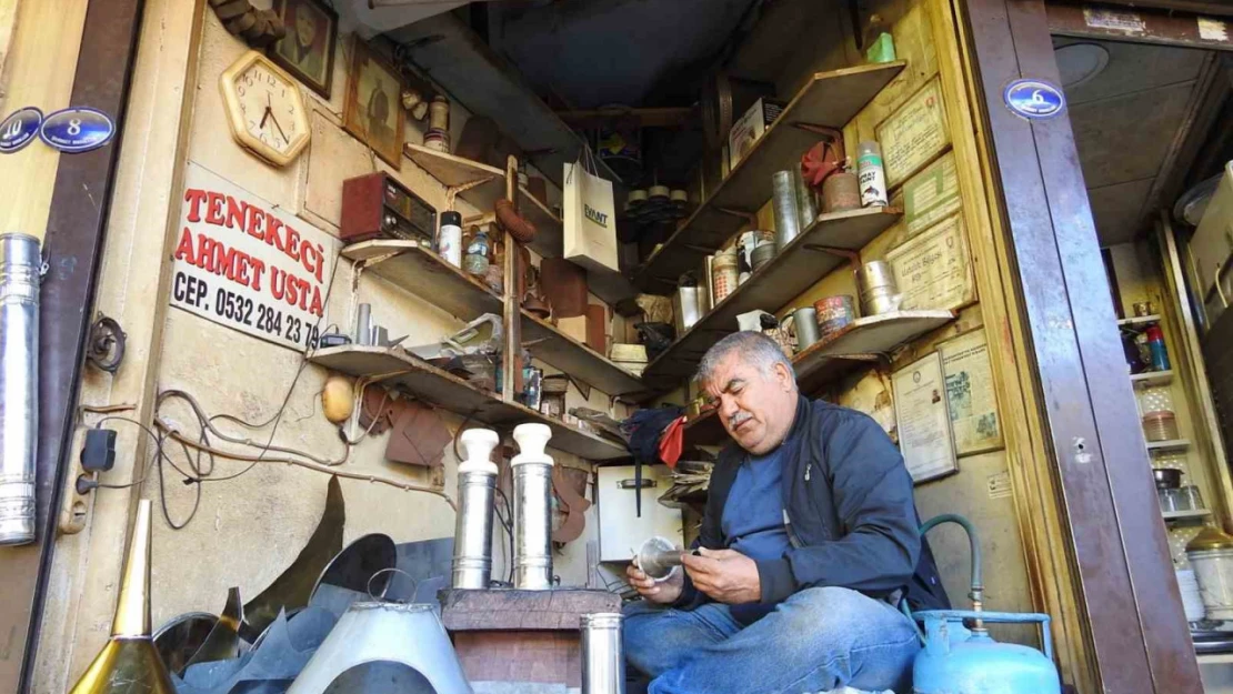 Bir buçuk metrekarelik dükkanında baba ve dede mesleğini yaşatıyor