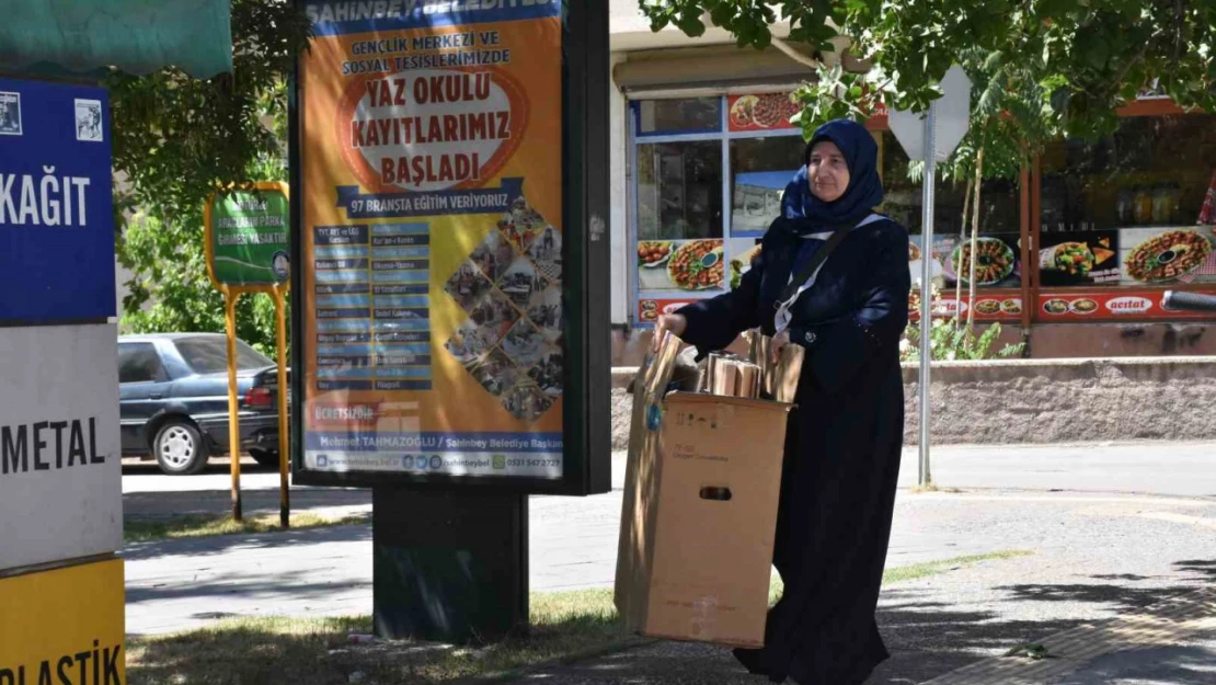 Biriktirdiği atıklarla çocukları sevindiriyor