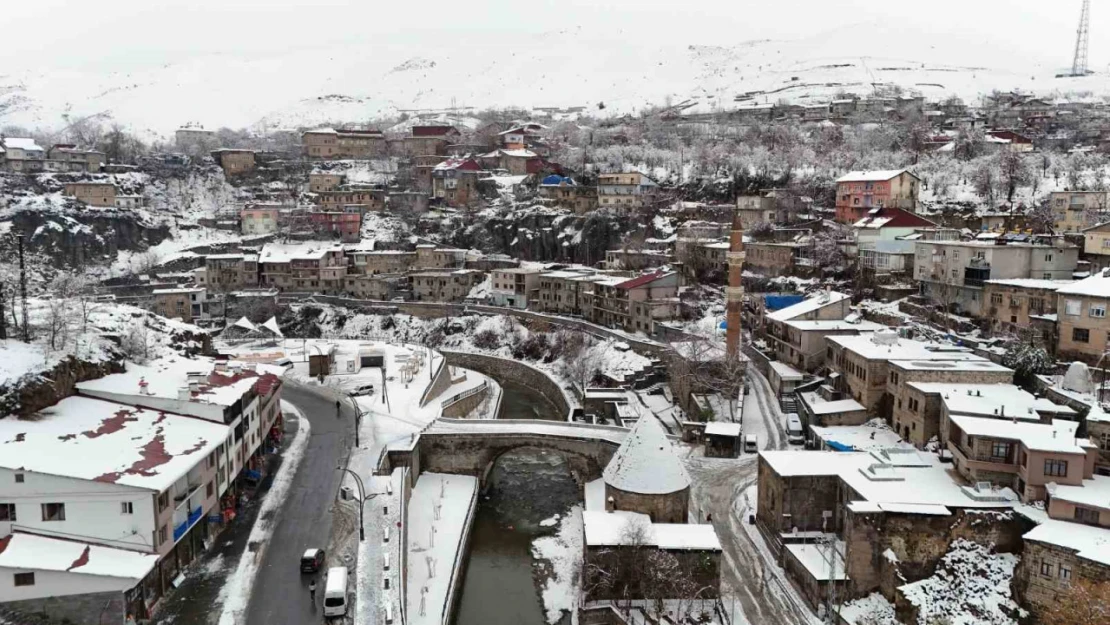 Bitlis'in tarihi mekanları karda kartpostallık görüntüler oluşturdu