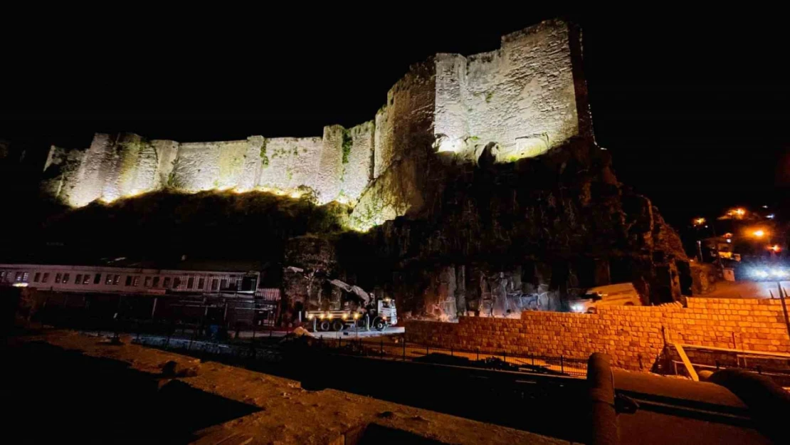 Bitlis Kalesi'nde ışıklandırma çalışması