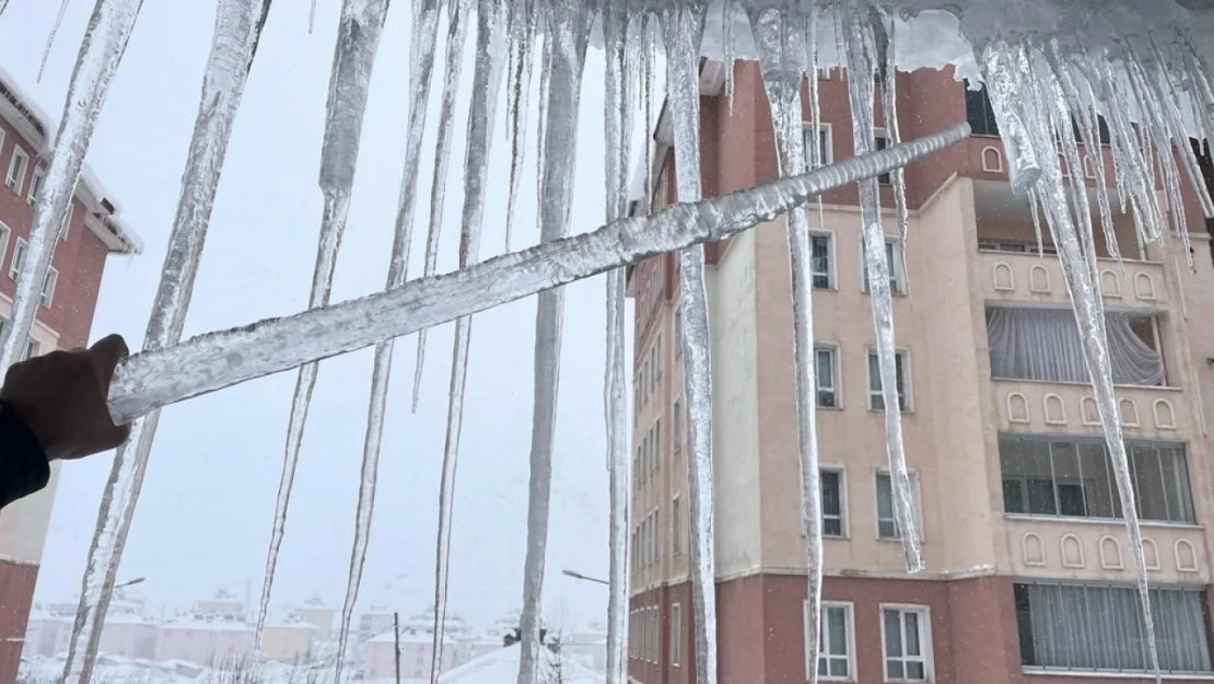Bitlis'te çatılardaki buz sarkıtlarının boyu 2 metreyi buldu