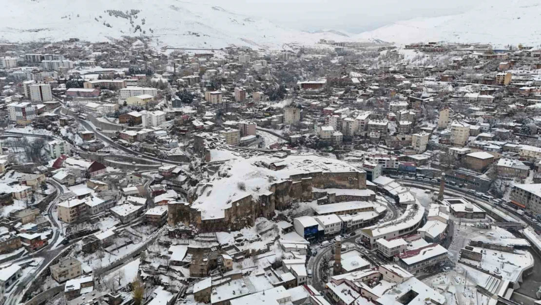 Bitlis'te eğitim öğretime kar engeli