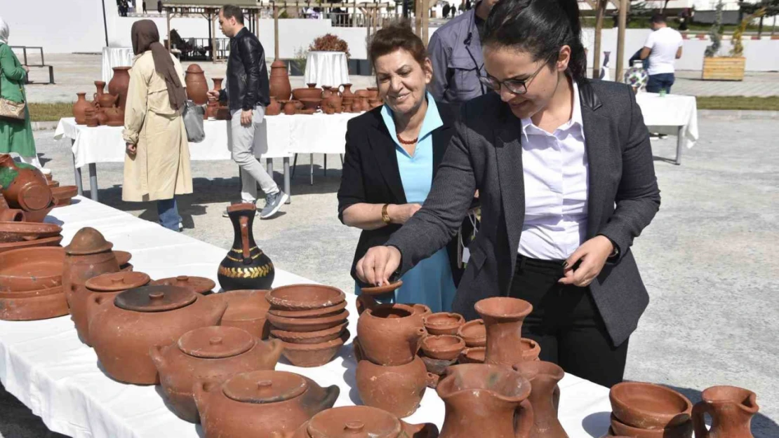 Bitlis'te el emeği göz nuru çanak çömlek sergisi açıldı