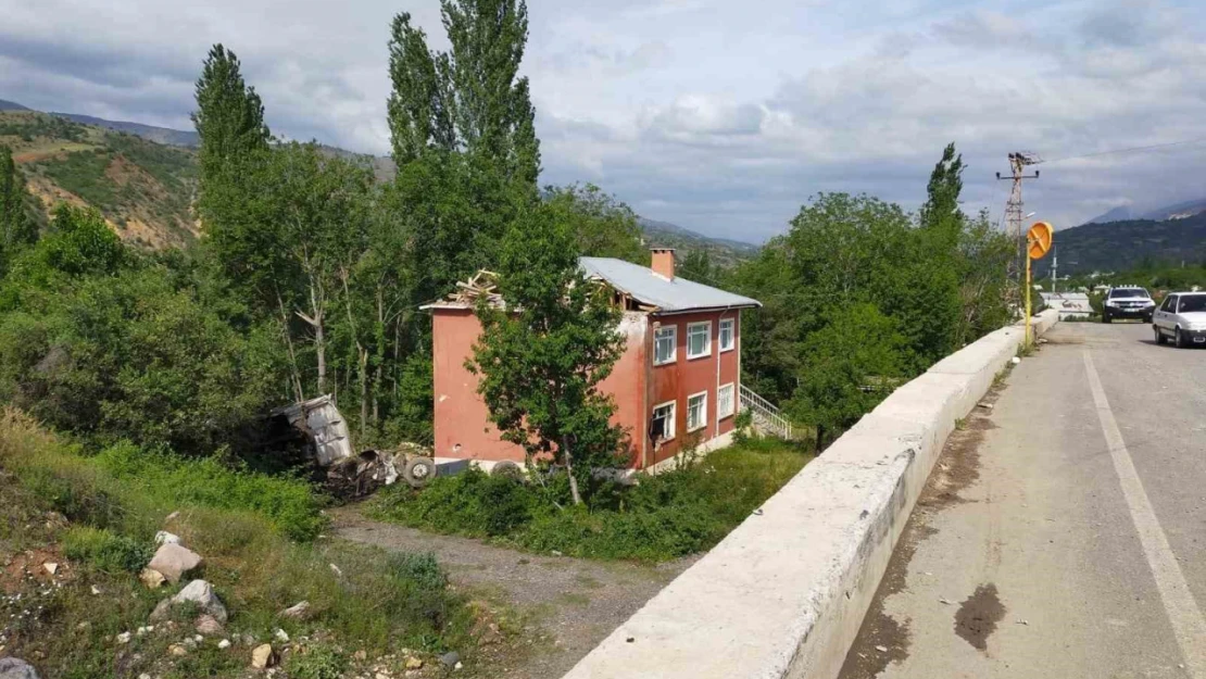 Bu evin üzerine sürekli kamyon uçuyor