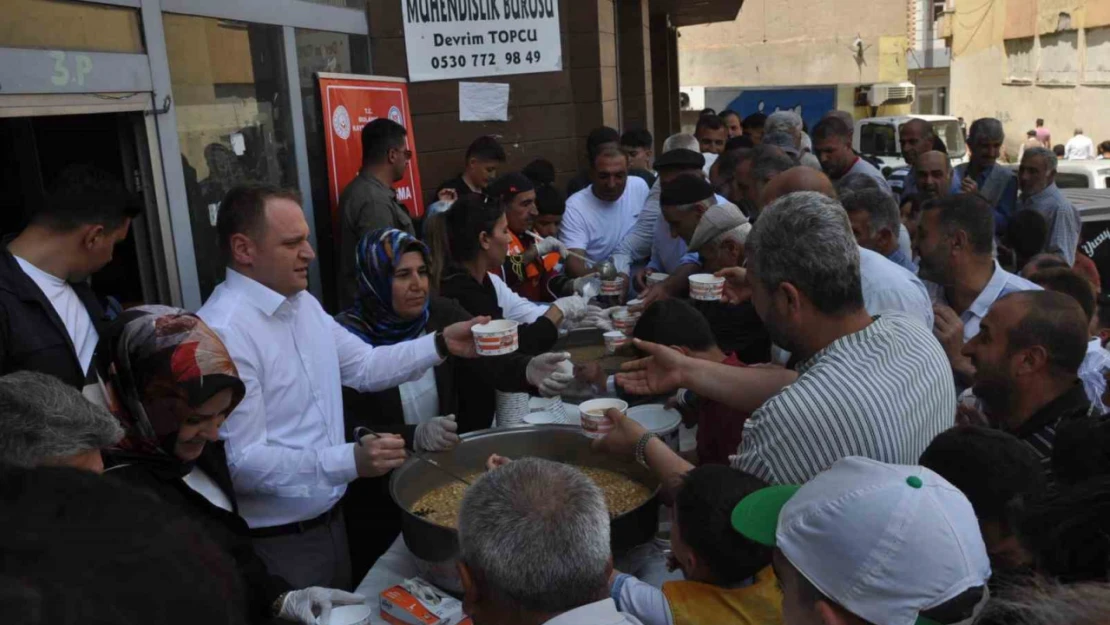 Bulanık Kaymakamlığı 2 bin kişiye aşure dağıttı