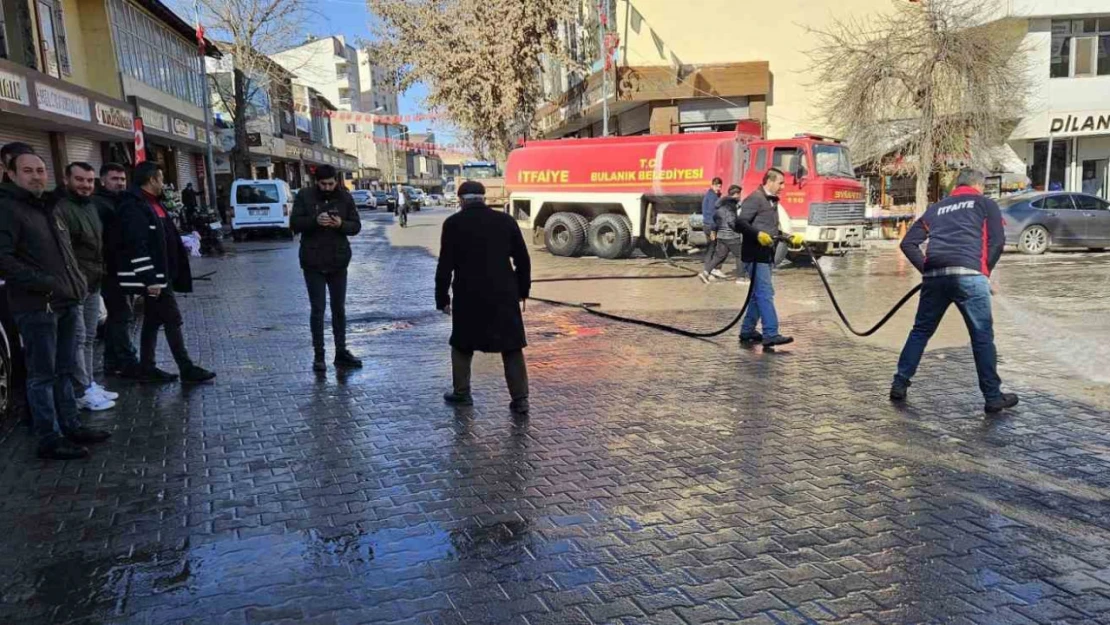 Bulanık'ta cadde ve sokaklar yıkandı