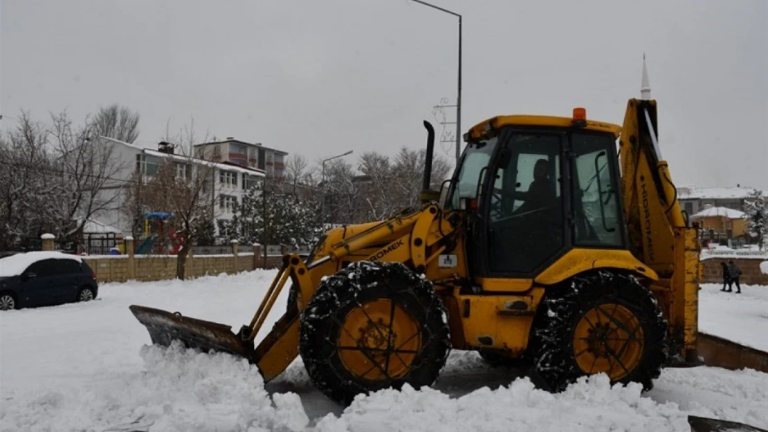 Bulanık'ta kar temizleme çalışması